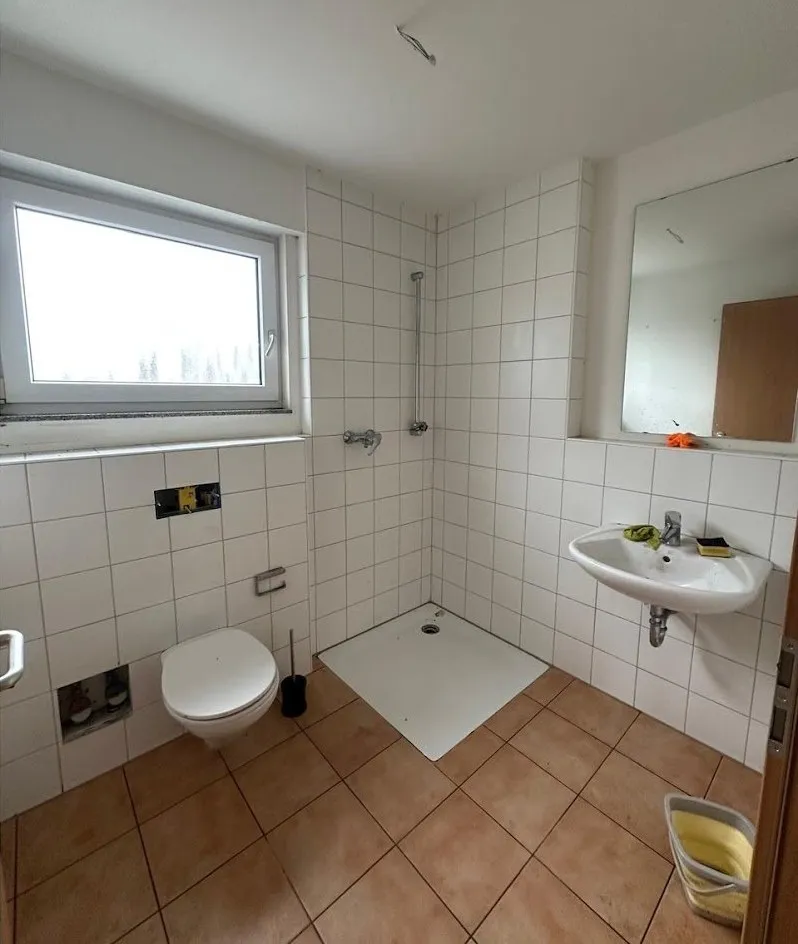 Dasselbe Badezimmer leer und sauber nach der Entrümpelung