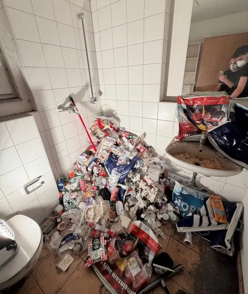 Badezimmer voller Müll und Verpackungen bis zum Waschbecken