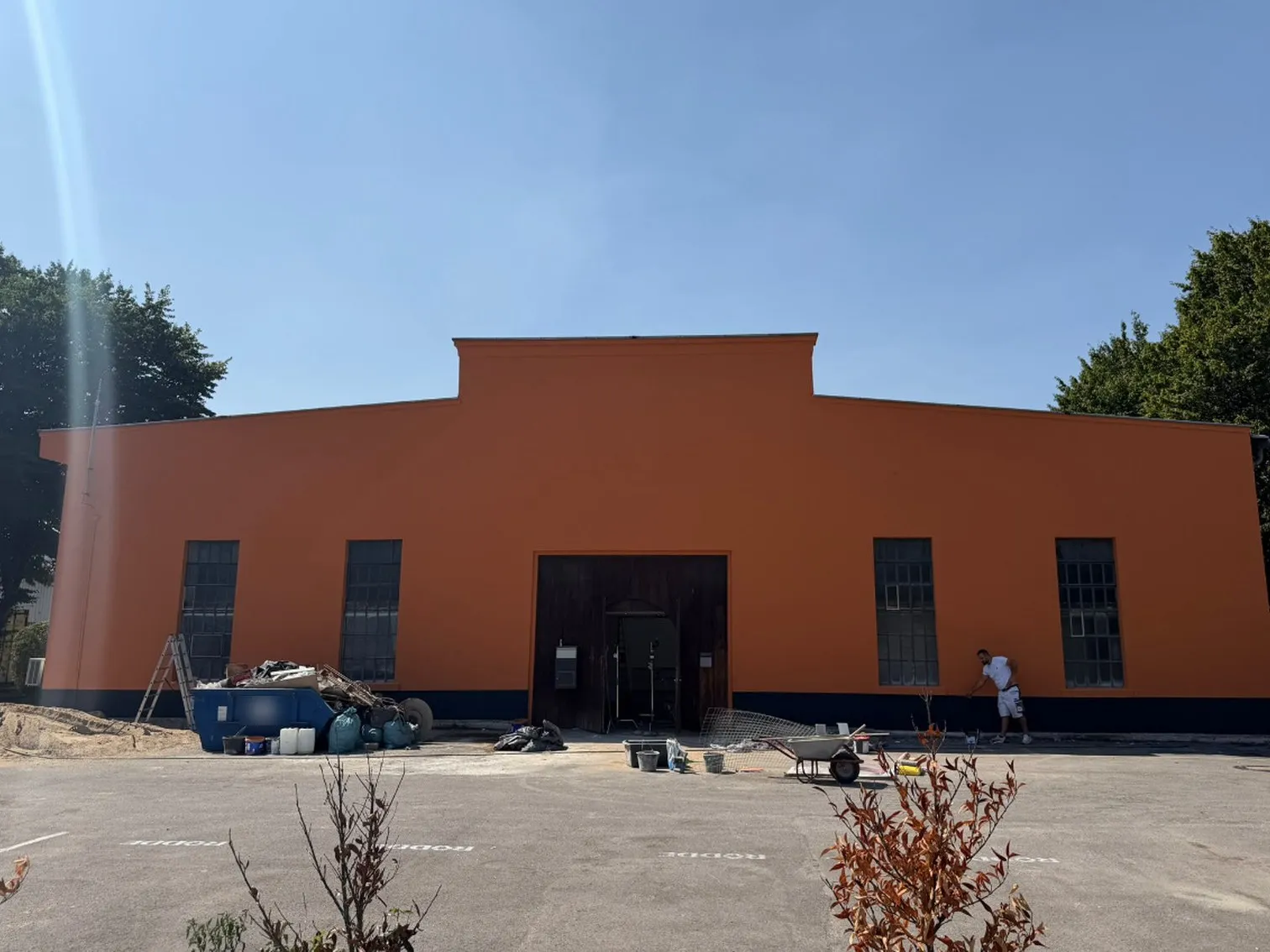 Gewerbehalle in Köln-Ehrenfeld mit frisch gestrichener oranger Fassade nach dem Umbau durch GROVA