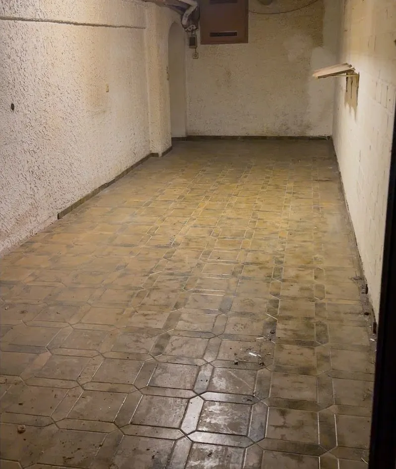 Derselbe Kellergang leer und besenrein nach der Entrümpelung