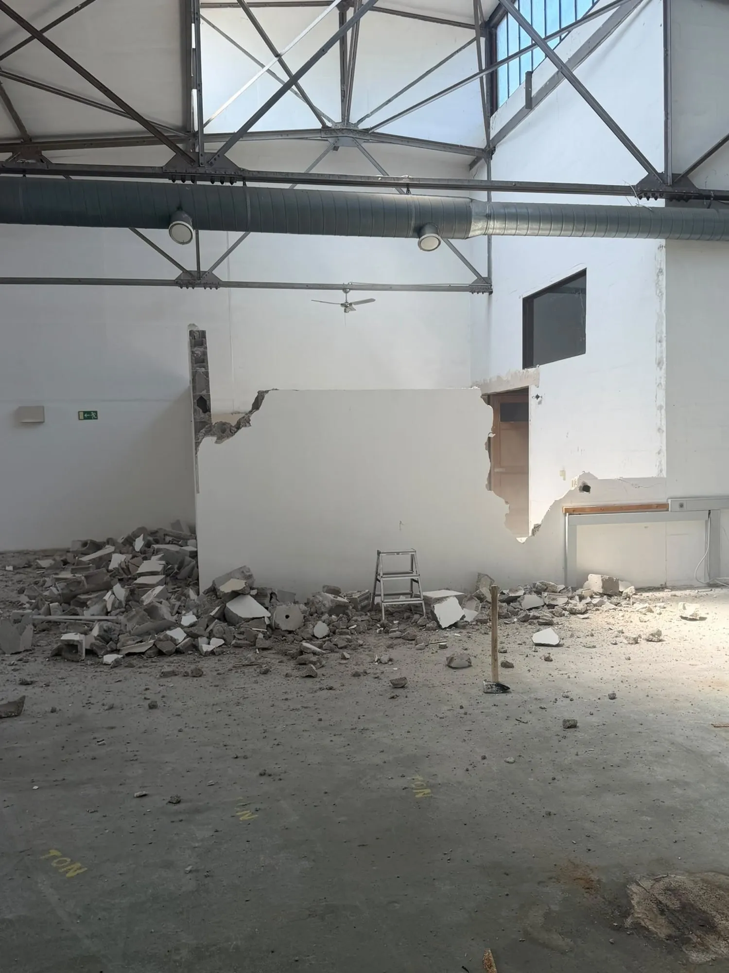 Teilweise zurückgebaute, nichttragende Innenwand mit Schutt in einer Gewerbehalle in Köln-Ehrenfeld