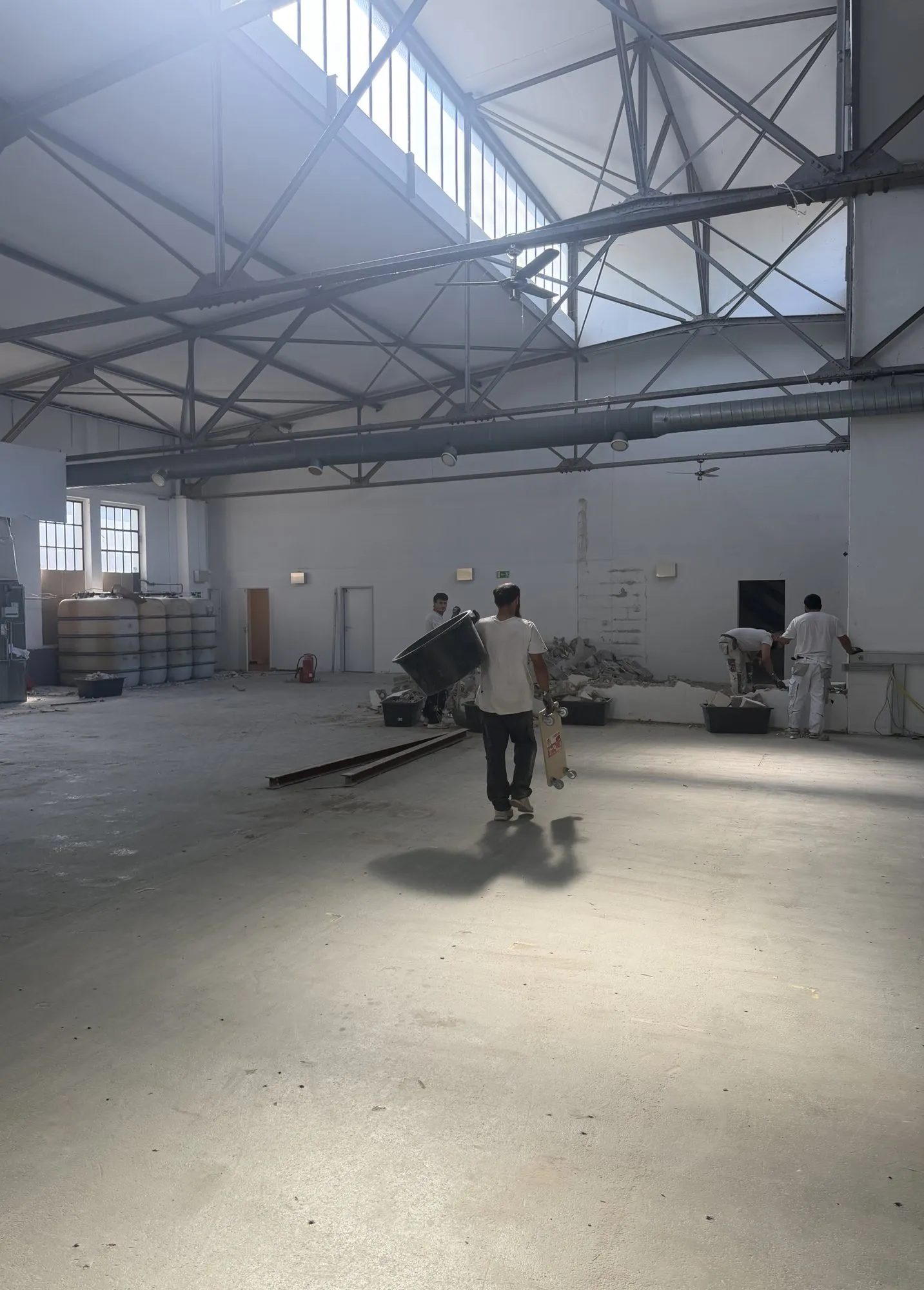 Das GROVA-Team beim Rückbau in einer Gewerbehalle in Köln-Ehrenfeld