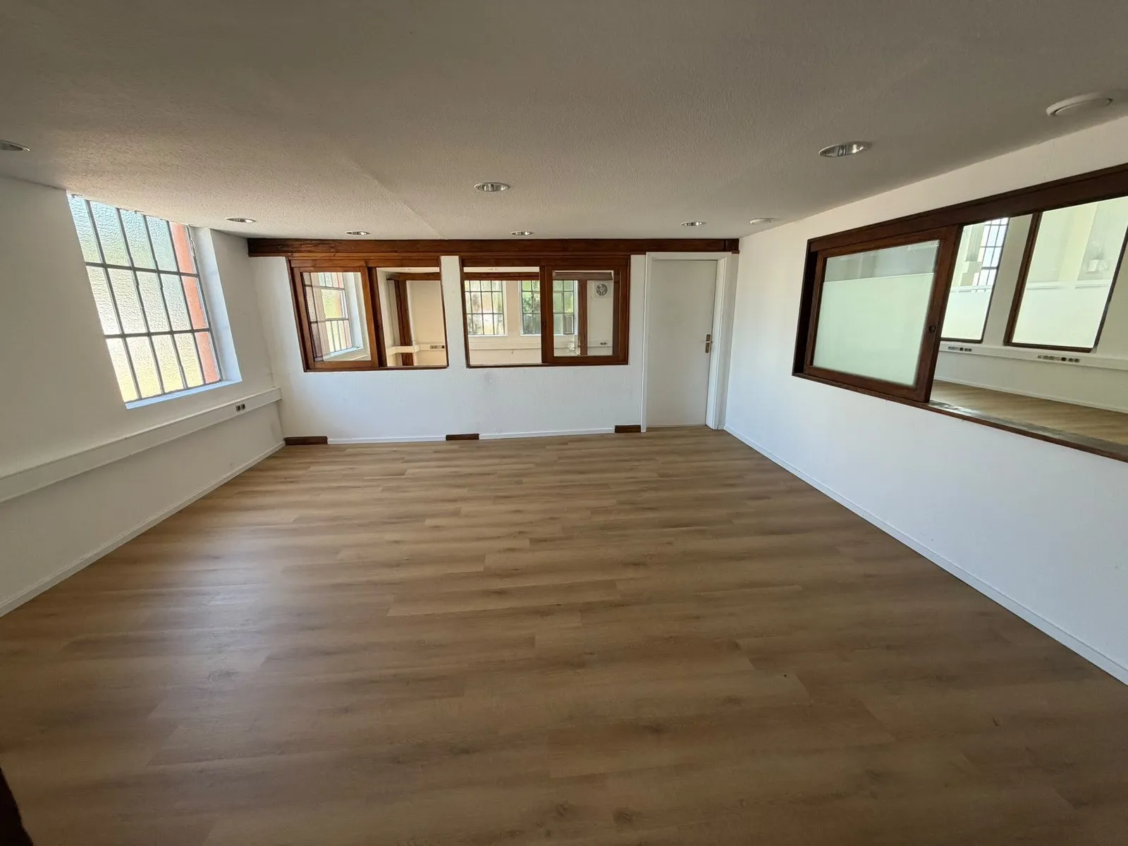 Büroraum in Köln-Ehrenfeld mit neu verlegtem Vinylboden in Holzoptik, verlegt vom GROVA-Team